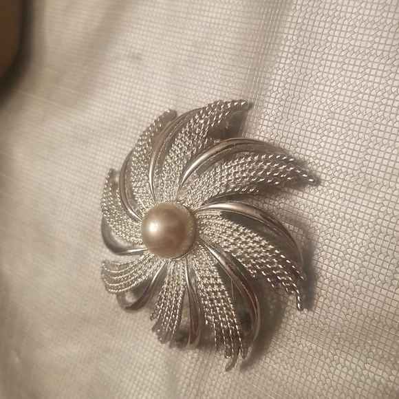 Sarah Coventry Silver Tone & Faux Pearl Sunburst Pin Vintage - Picture 4 of 4